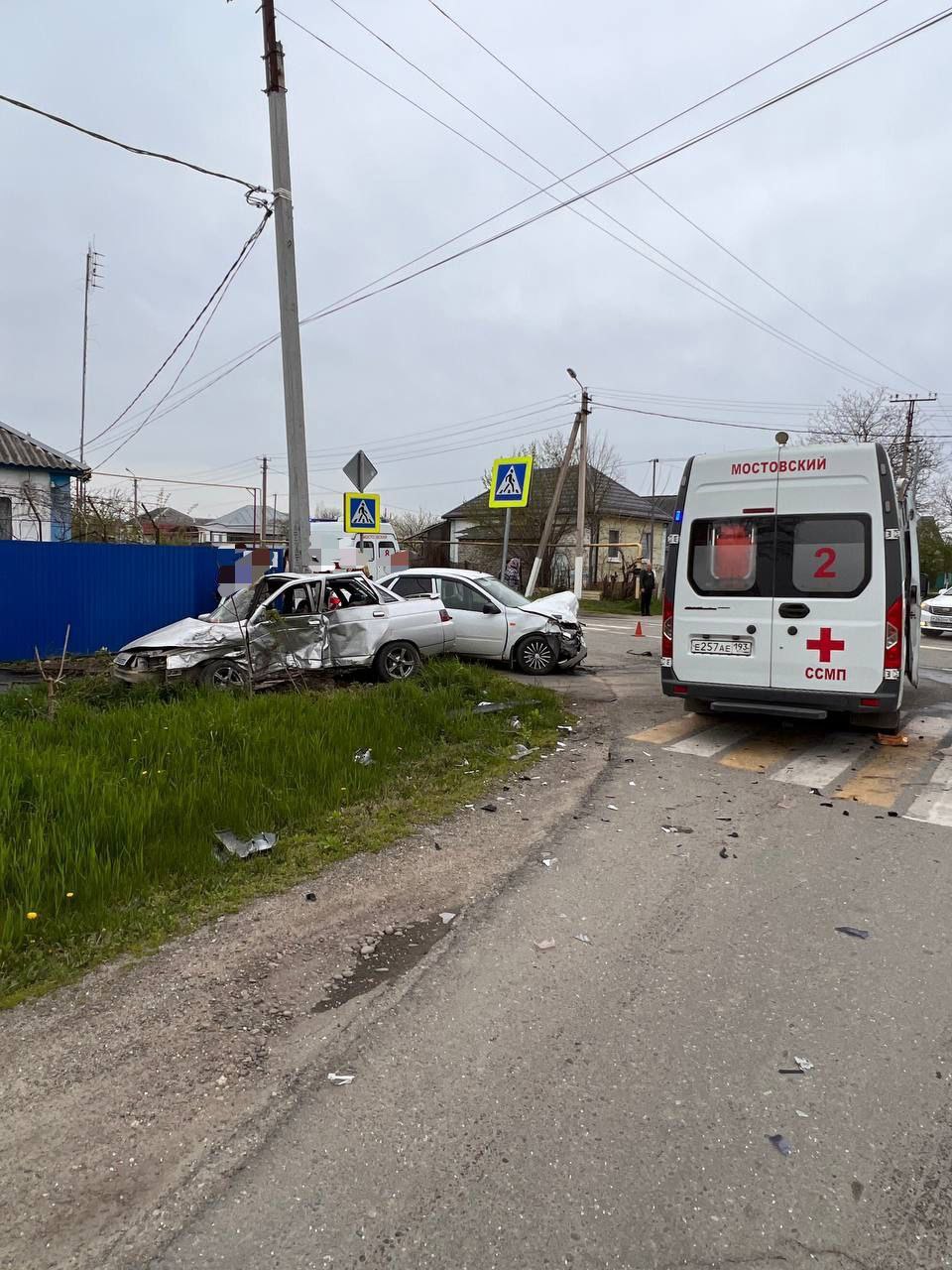 Один человек погиб и двое получили травмы в ДТП, которое произошло 11 апреля на пересечении улиц Горького и Трудовой в посёлке Мостовском 7