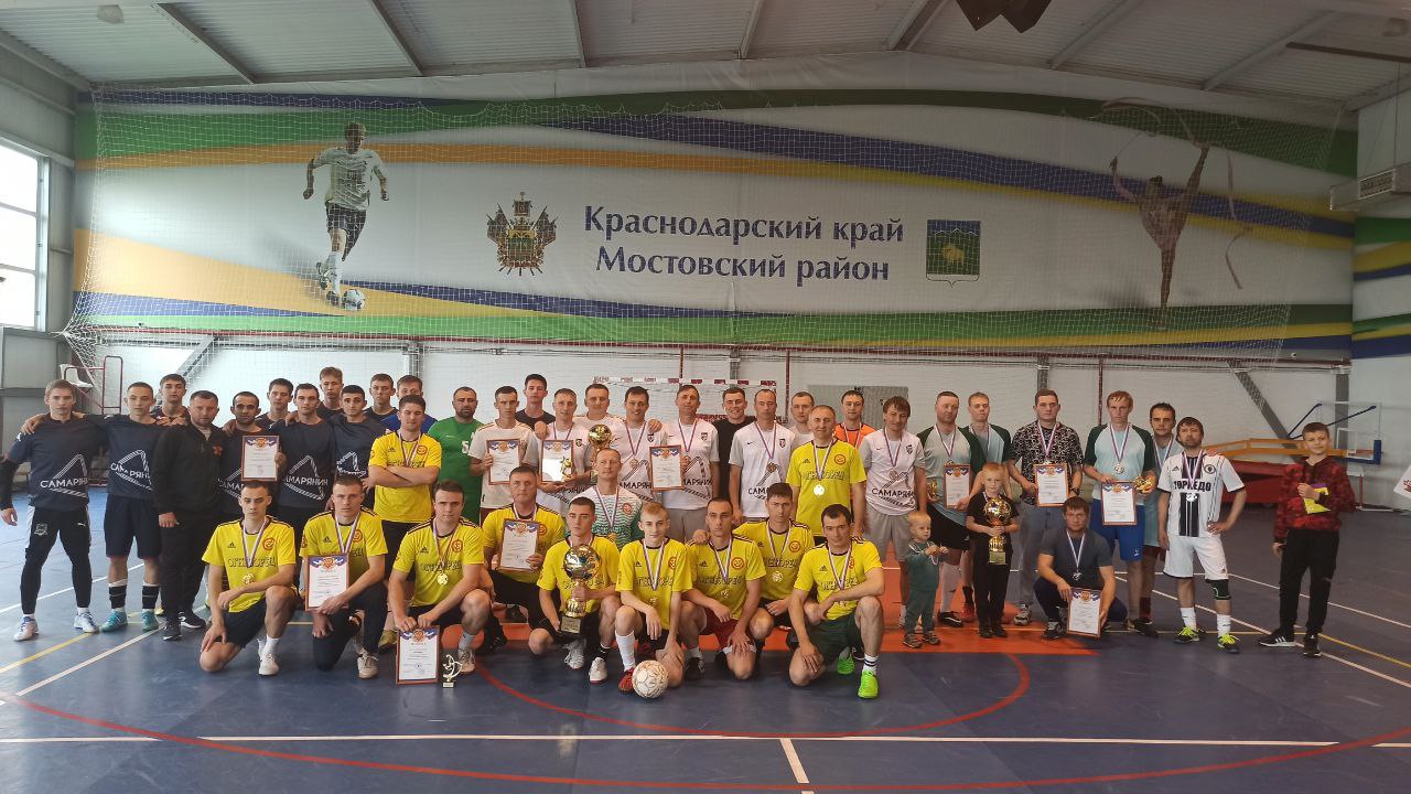 В спорткомплексе «Олимп» Мостовского района состоялся кубок по футболу «Zа наших» строительной компании Самарянин 23