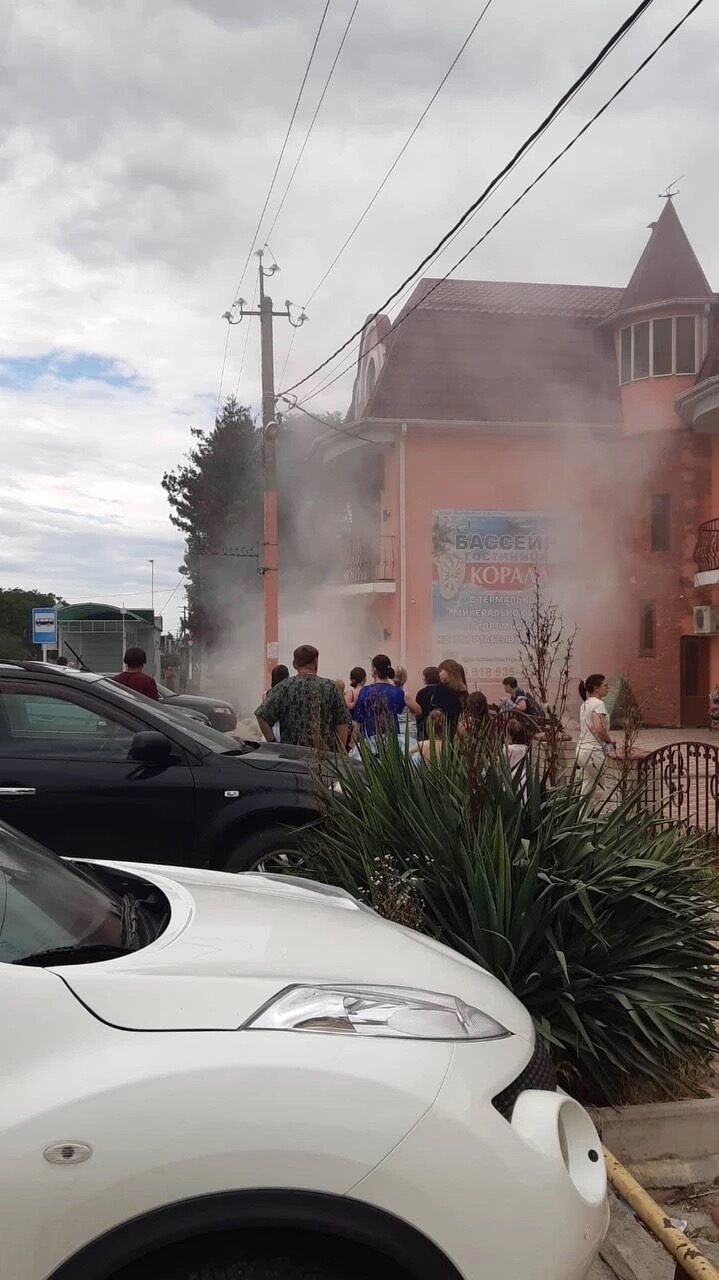 12 июля в посёлке Мостовском произошел инцидент, который мог привести к серьезному пожару в гостиничном комплексе «Коралл». 3