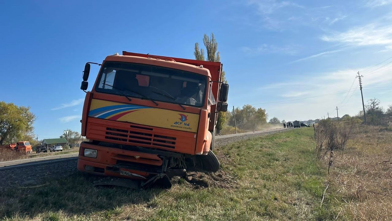 Трагическое ДТП с участием «Лада Гранта» и «КАМАЗа» произошло сегодня на трассе из Армавира в сторону посёлка Мостовского. 1