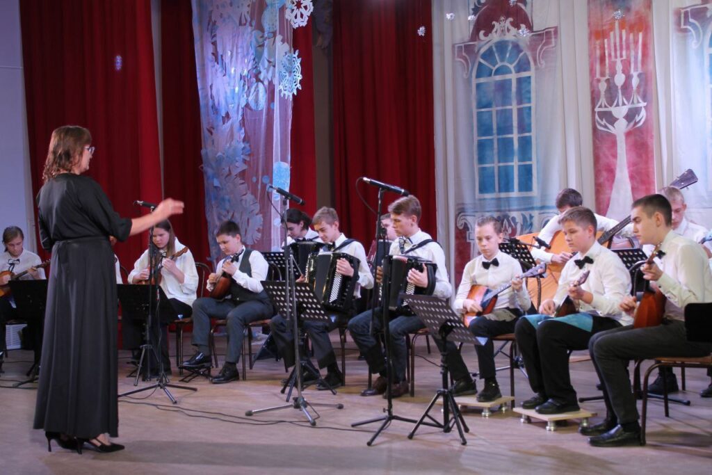 В Мостовской детской школе искусств состоялся отчетный концерт отдела народных инструментов 1