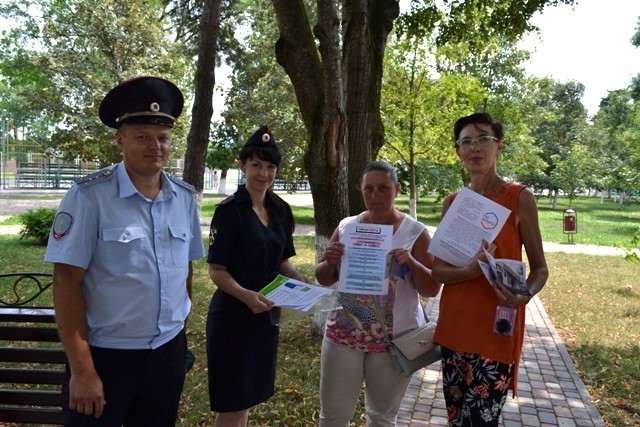 Полицейские Мостовского района приняли участие в краевой акции "Правовое информирование граждан" 9