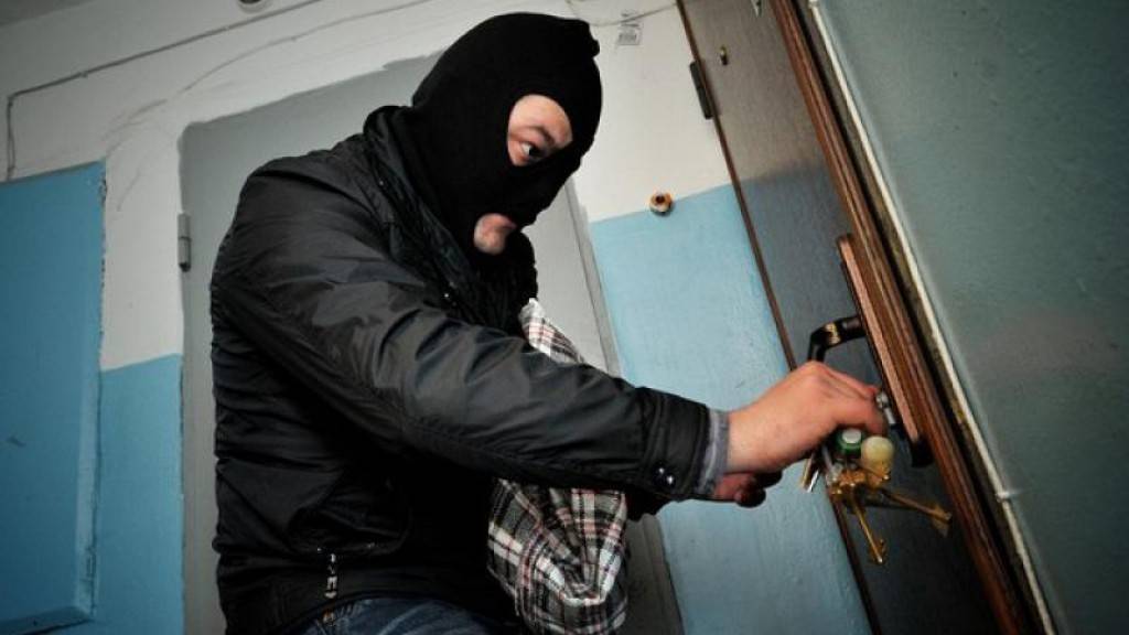 Полицейские Мостовского района по горячим следам задержали подозреваемого в краже 1