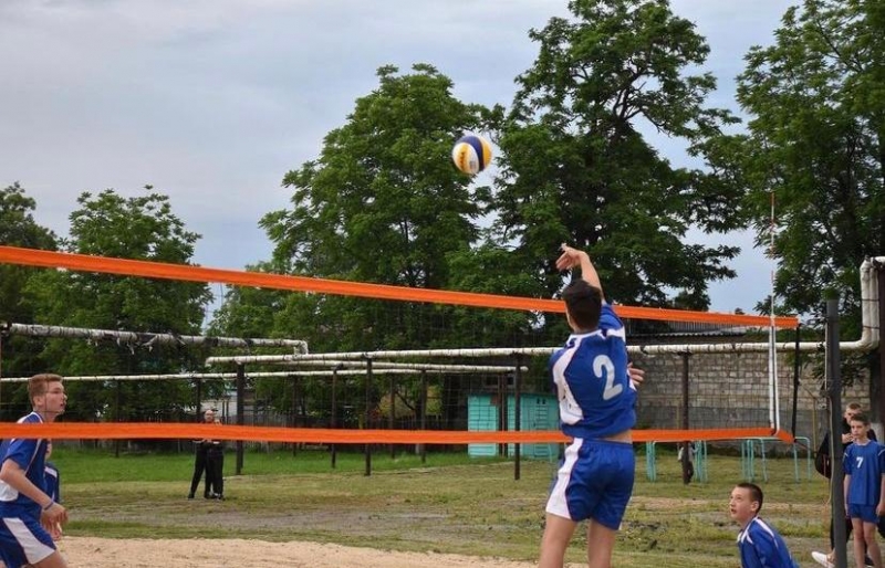 В посёлке Мостовском, на территории школы № 1, открыли площадку для пляжного волейбола